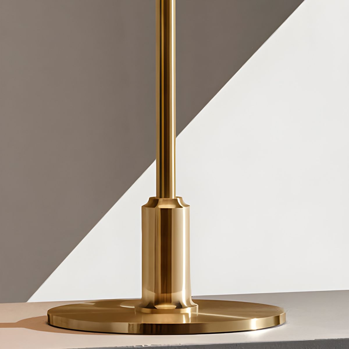 Tafellamp Met Glazen Kap Moderne Metalen Afwerking | Arvion