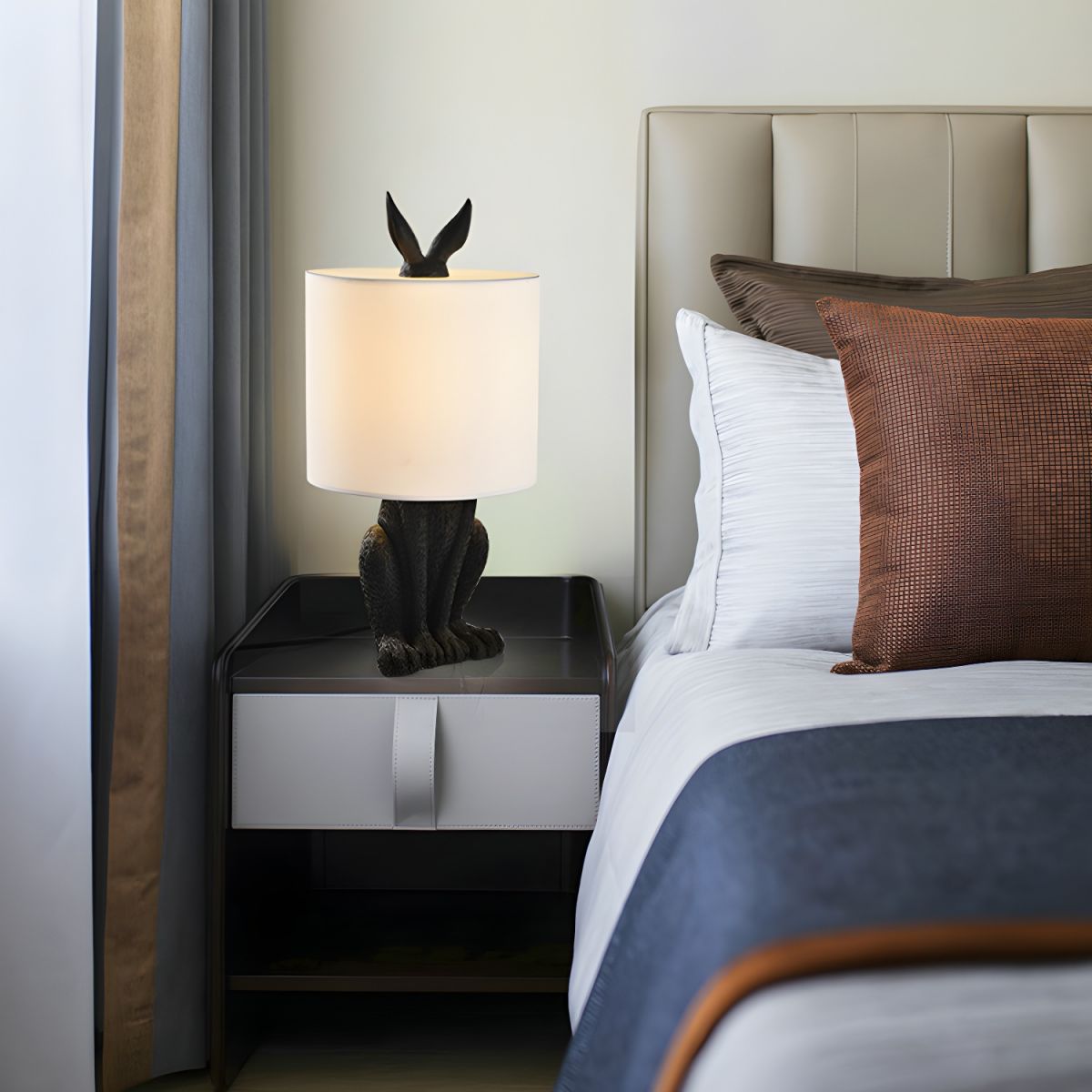 Tafellamp met Gemaskerd Konijn van Hars Nordic Art Deco | Cavira