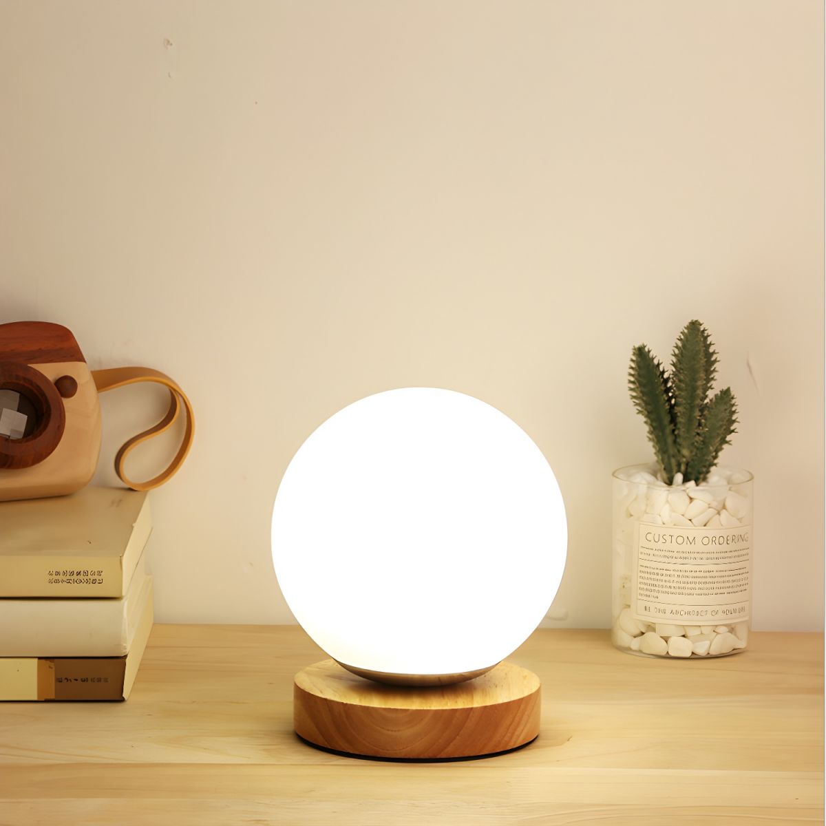 Tafellamp met Glazen Bol en Moderne Houten Accenten | Avenor