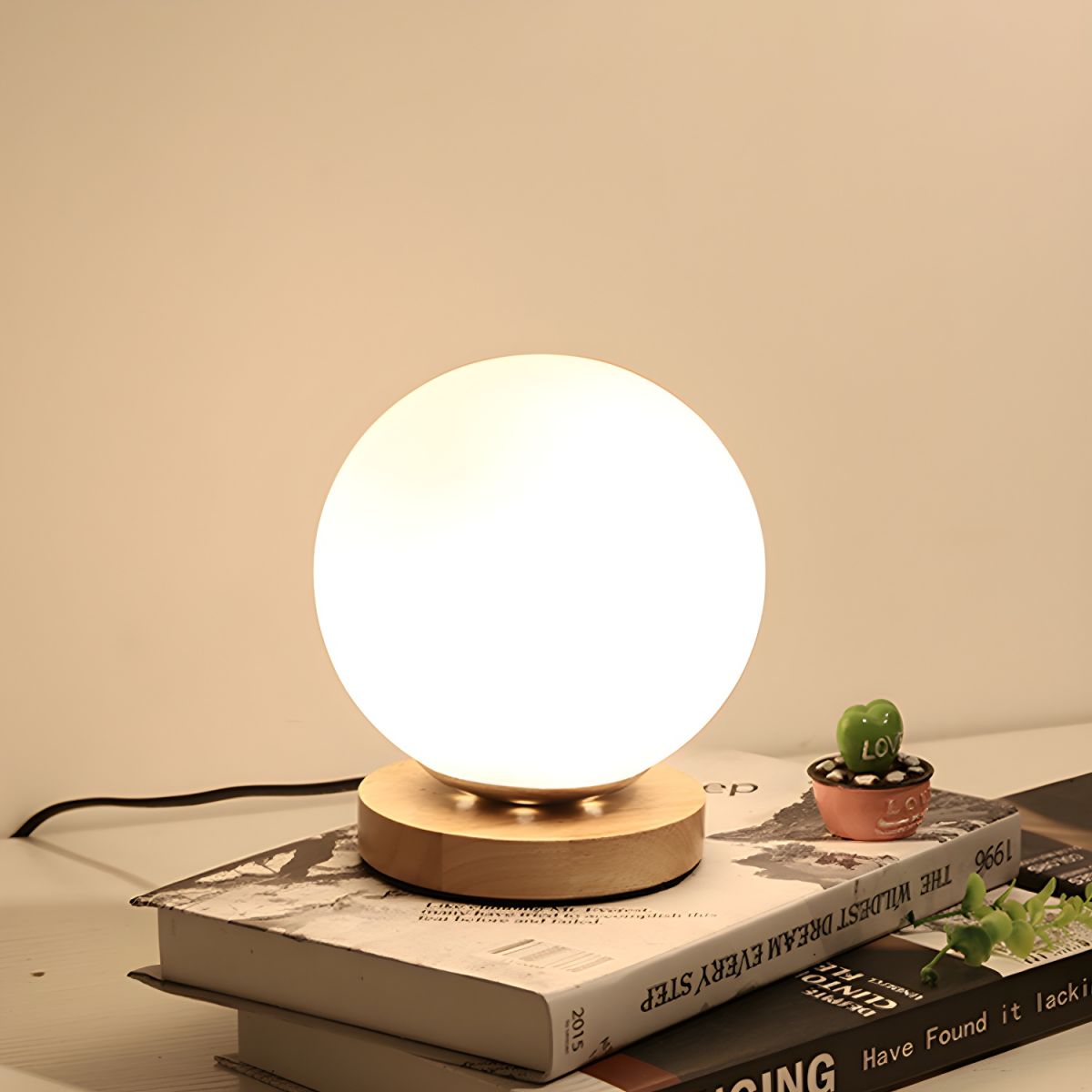 Tafellamp met Glazen Bol en Moderne Houten Accenten | Avenor