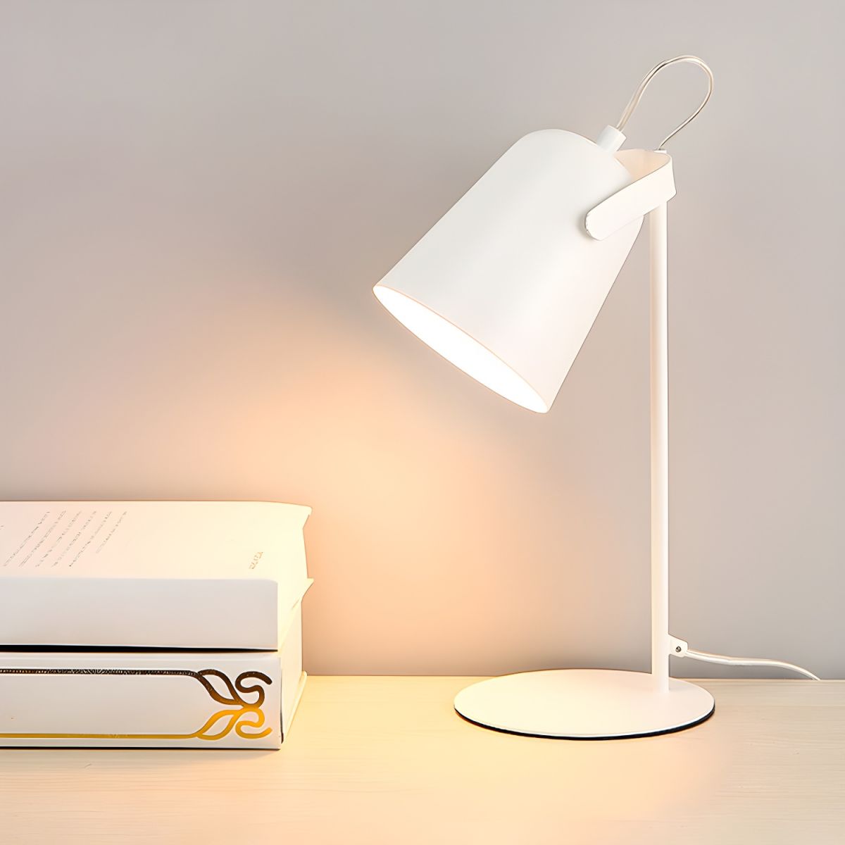 Tafellamp met Metalen Klokvormige Kap Scandinavische Stijl | Zaviro