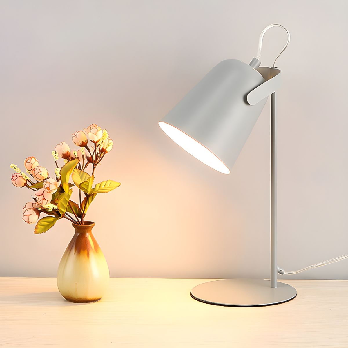 Tafellamp met Metalen Klokvormige Kap Scandinavische Stijl | Zaviro