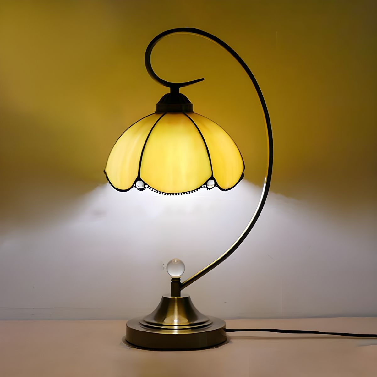 Tafellamp met Tiffany Glazen Koepel in Klassieke Stijl | Virelo